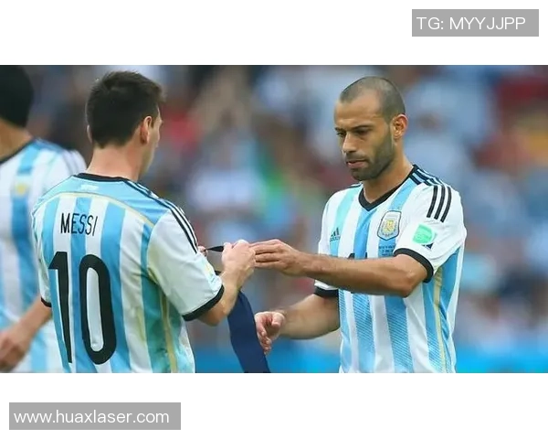 足球明星的奢华生活与节俭理财之间的真实对比探讨